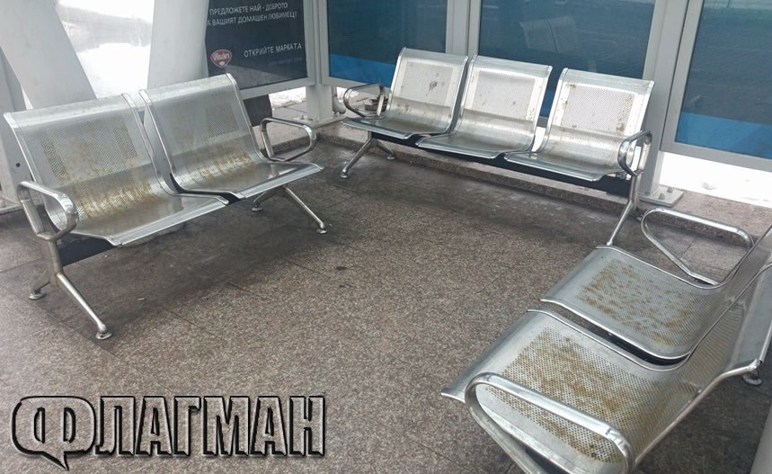 Глобяват фирмата, поставила ръждясалите седалки по спирките в Бургас