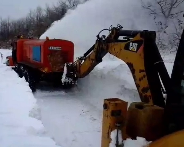 Ето как снегорин си проправя път през огромните преспи в Руенско (ВИДЕО)