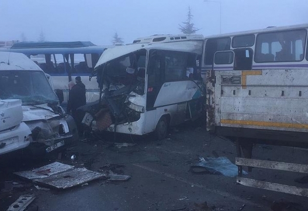 38 са ранени след страховита верижна катастрофа с десетки коли, камиони и бусове