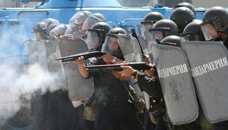 Извънредно! Полицията нахлу в ромско гето! Над 50 униформени са на мястото