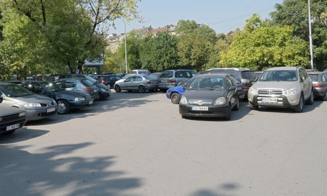 Стотици коли трупат дългове на наказателни паркинги
