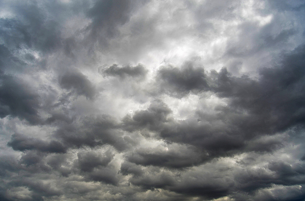 Синоптиците с лоша прогноза, облаци и дъжд ни очакват днес