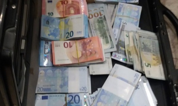 Невероятно! Циганката Стефка намери 2000 евро в контейнер в Поморие и ги предаде на полицията