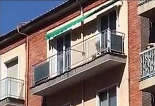 Страстна двойка прави секс на балкон посред бял ден, пуснаха ги в национален ефир (СНИМКИ/ВИДЕО 18+)