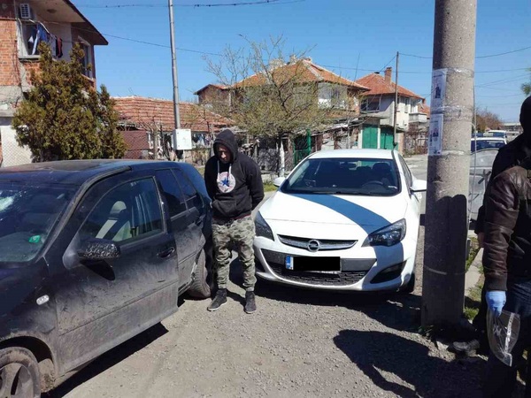 Луда гонка в Бургас: Дилър бяга от спецполицаи, заби се в патрулка в Долно Езерово (СНИМКИ)