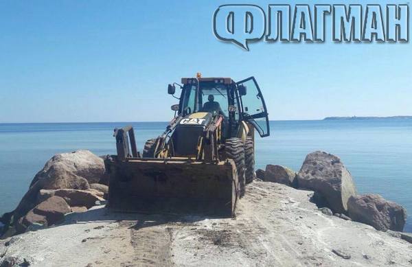 РДНСК прати багер да маха буните на най-скъпия плаж в България - къмпинг “Черноморец”, сезонът пред провал