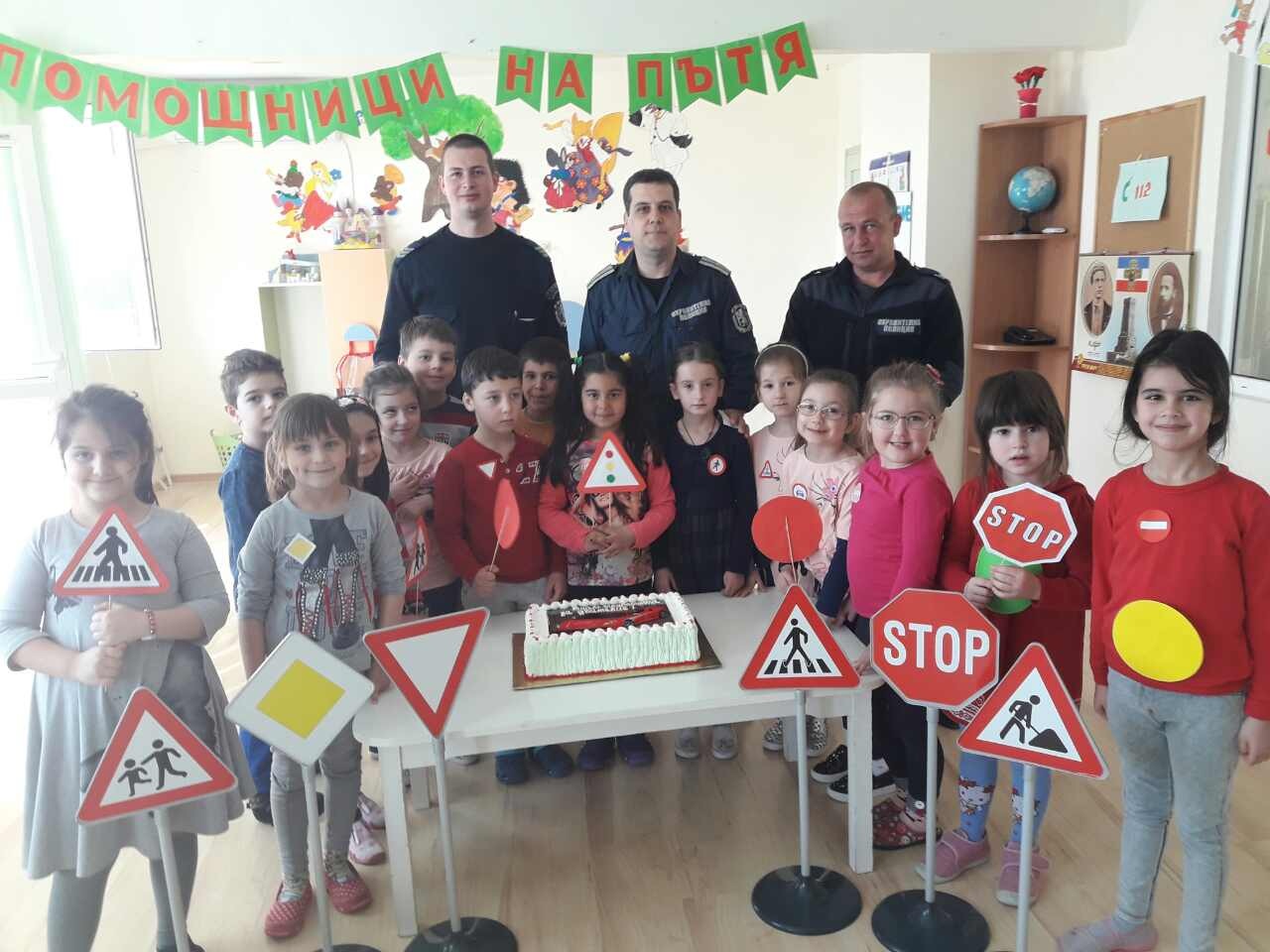 Децата от ОДЗ "Русалка" в Приморско се учиха как да пресичат безопасно