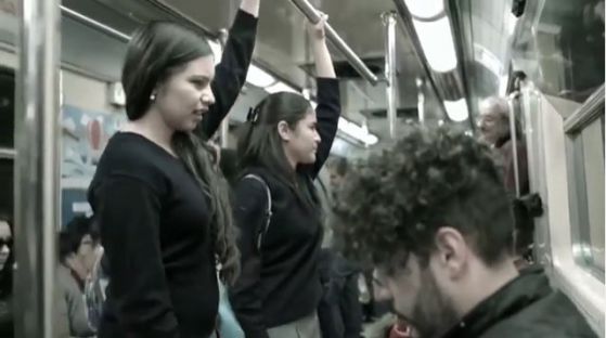 Седалки с формата на мъжко тяло в метрото в Мексико сити