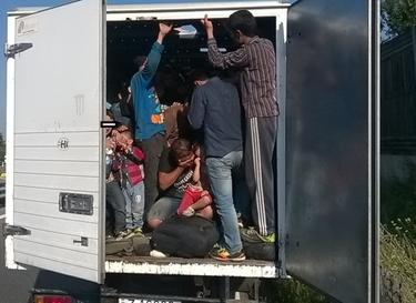 Бургаски полицаи задържаха каналджия, превозвал 14 мигранти с микробуса си
