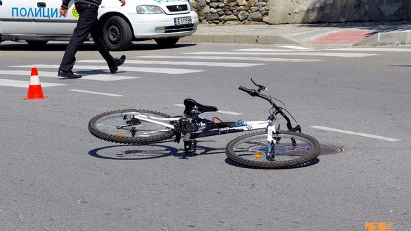 "Мерцедес" прати двама велосипедисти в болница