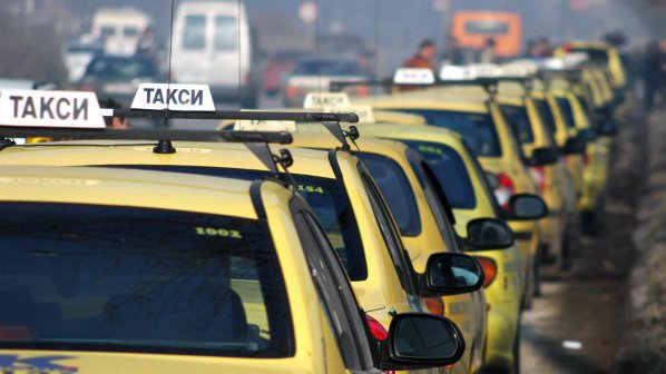 Таксиметровият бранш в Бургас иска по-високи цени на километър, вижте предложението им