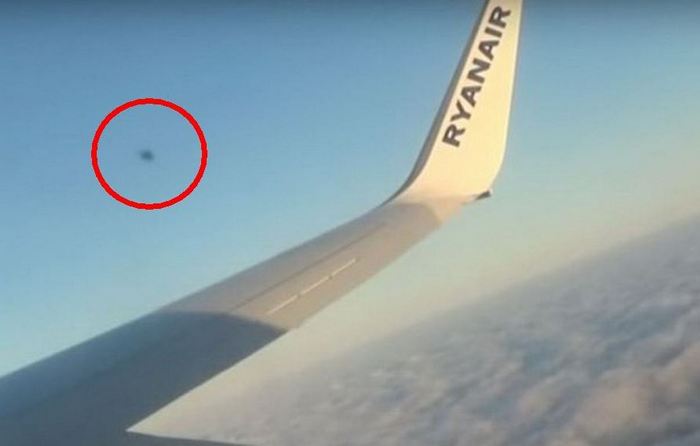 Британец снима НЛО от илюминатора на самолет