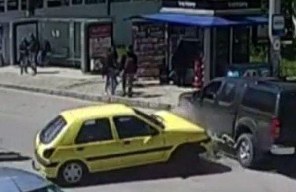 Тежък инцидент! Камера заснела как джип помита ученици на автобусна спирка  (ВИДЕО)