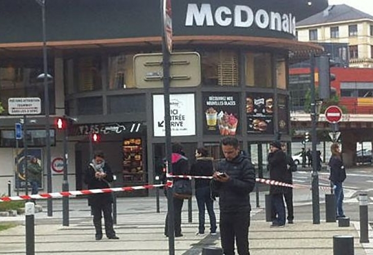 Извънредно от Гренобъл! Взрив избухна в заведение на McDonald's, евакуират всички хора (ВИДЕО)