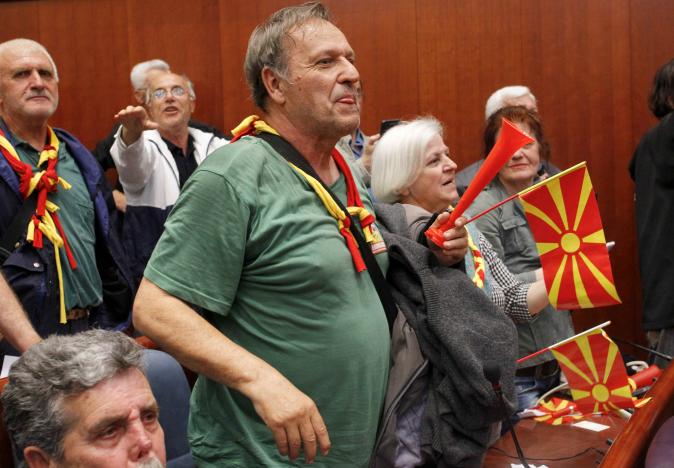 Извънредно! Протестиращи нахлуха в Парламента на Македония след като албанец бе избран за негов председател (ВИДЕО)