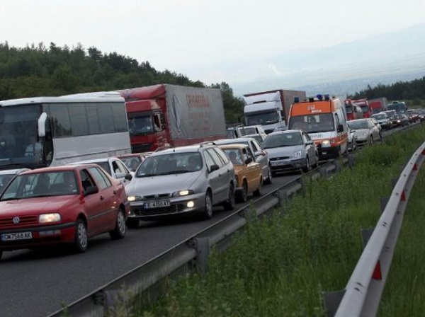 Катастрофа на магистрала „Тракия“ затруднява трафика към Бургас