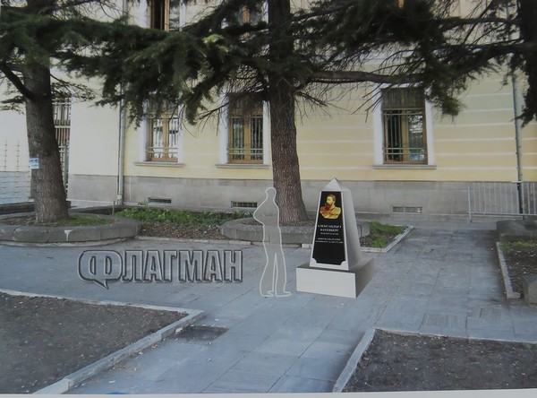 Издигат двуметров паметник на Александър I Батенберг на входа на Пристанището в Бургас