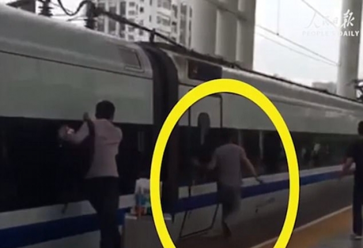 Стана страшно! Врата на високоскоростен влак захапа пръста на слизащ пътник и....