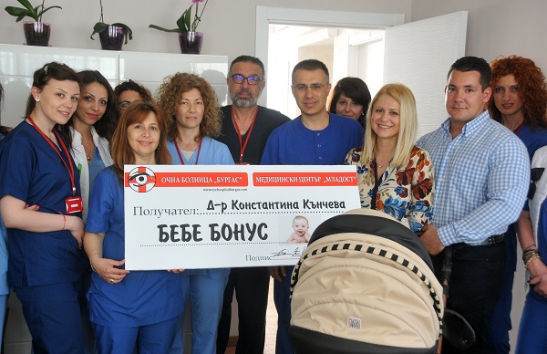 „Бебе бонус“ за раждане на дете получи лекарка от Очна болница „Бургас“