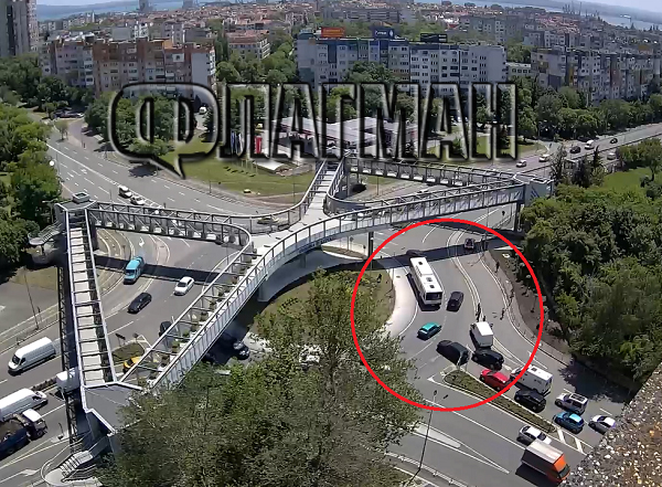 Кола се натресе в автобус от градския транспорт на „Трапезица”, задръстването е огромно (СНИМКА)