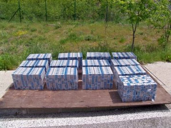 Задържаха гръцки гражданин с 6500 кутии контрабандни цигари на границата ни