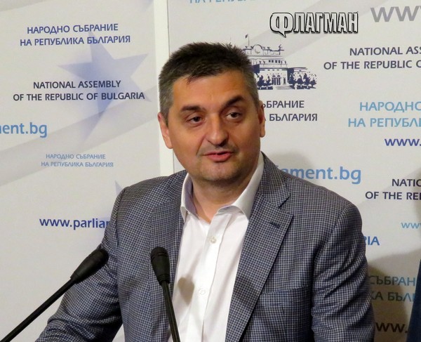 Кирил Добрев подаде оставка като депутат, жена ще го замести