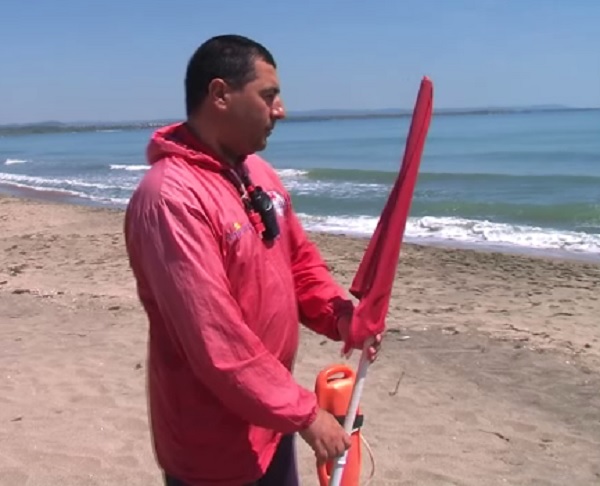 За пример! Четирима спасители на доброволни начала бранят туристите на неохраняемия Северен плаж в Бургас (ВИДЕО)