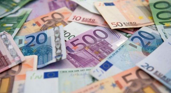 Моторист разсипа 9000 евро на магистрала, вятър отнесе 1500