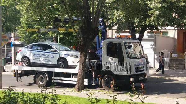 Паяк вдигна автомобил на община Несебър (СНИМКИ)