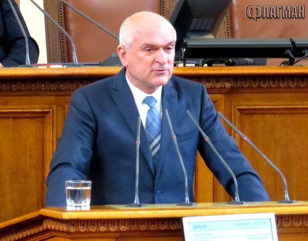 Димитър Главчев оцеля трудно като председател на парламента след извъртане на Марешки