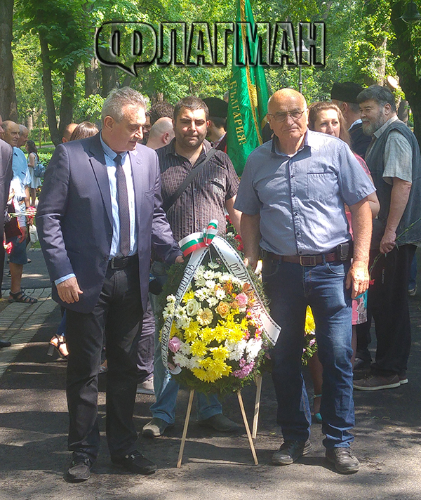 "Обединените патриоти" поднесоха венци и цветя пред паметника на Христо Ботев в Морската градина на Бургас (СНИМКИ)
