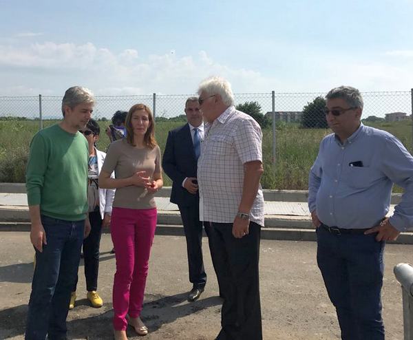 Министър Николина Ангелкова в битка за намаляване на цените на чадърите на Северния плаж в Бургас