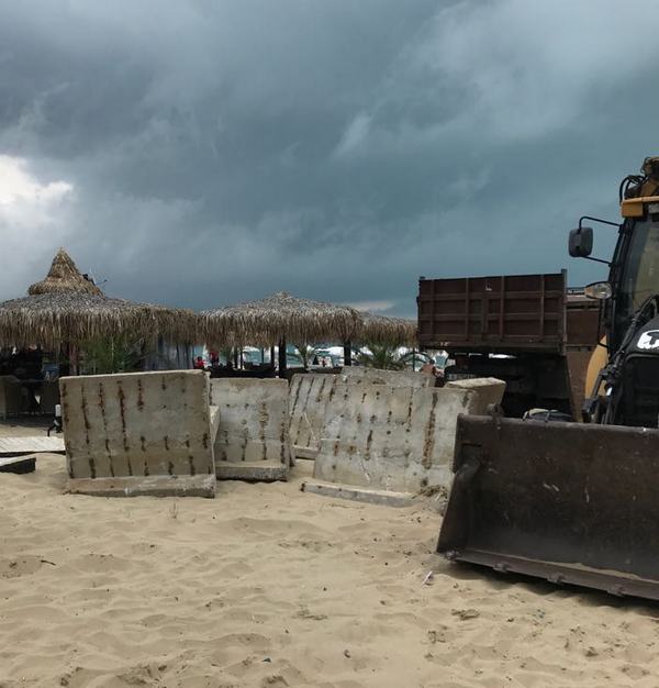 Изринаха над 1600 кв. м незаконни обекти на Северния плаж в Слънчев бряг