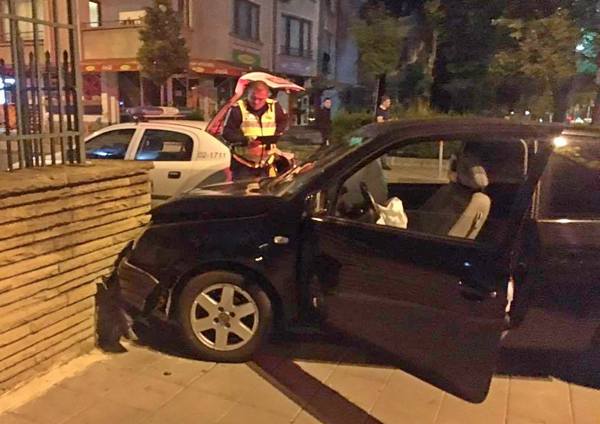 Зрелищна катастрофа до Механото! Шофьор с Фолксваген отнесе колата на млада бургазлийка (СНИМКИ)