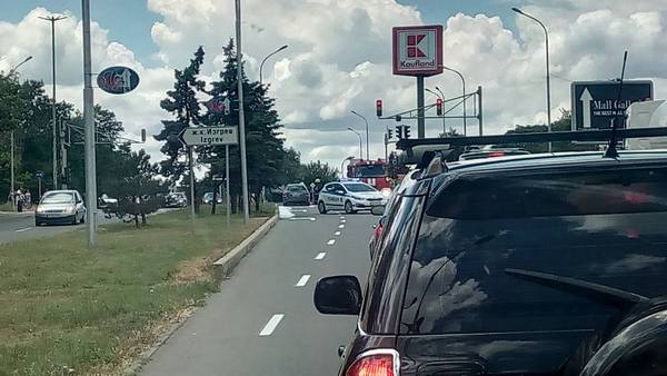 Извънредно! Кола пламна в движение на ул. "Транспортна" в Бургас, затапи движението