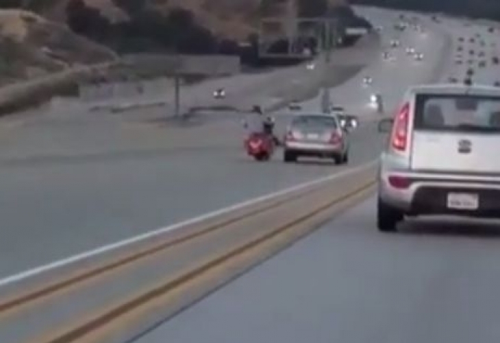 Конфликт на пътя между моторист и шофьор на автомобил завърши много драматично (ВИДЕО)