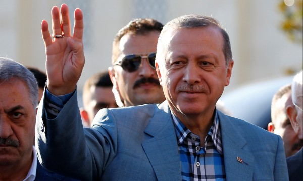 На Рамазан байрам: Реджеп Ердоган припадна в джамия
