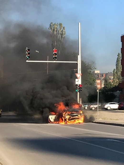 Кола пламна като факла на натоварен булевард, има пострадали