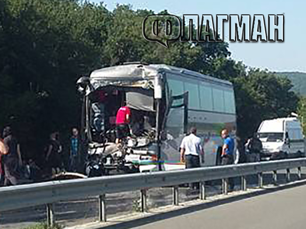 Извънредно! Два автобуса се врязаха един в друг край Атия, има пострадали (СНИМКИ/ВИДЕО) (обновява се)