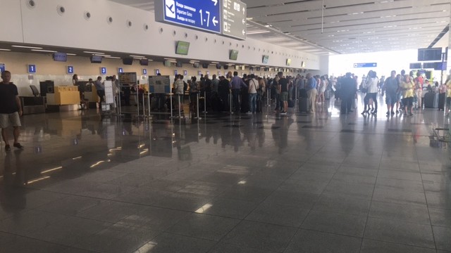 Нов гаф на "България еър"! Блокира пасажери да висят 8 часа на летището за полет от София до Бургас