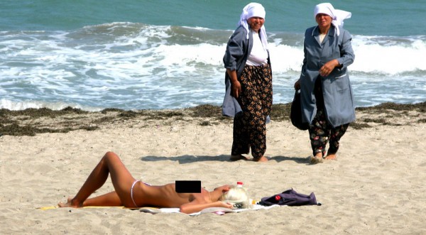 Туристи-пуритани не искат да гледат голи тела по Черноморието, искат ограничаване на нудистките плажове