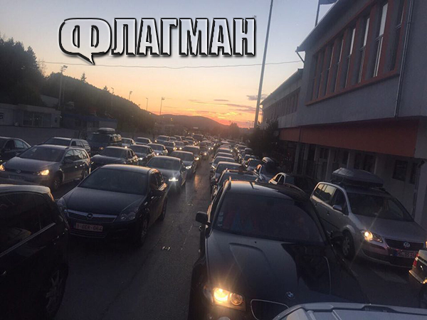 Нечовешко! Стотици коли чакат на Калотина заради мързеливи български граничари (СНИМКИ)