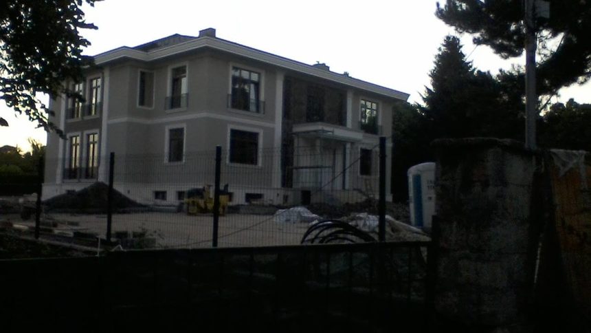 Как двуетажна къща в Морската градина на Варна се появи в кадастъра четири години преди да е построена