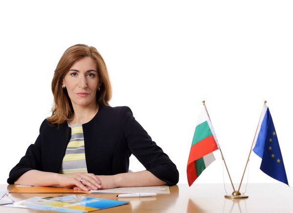 Министър Николина Ангелкова: Проверяваме всеки сигнал за  плажовете (ВИДЕО)