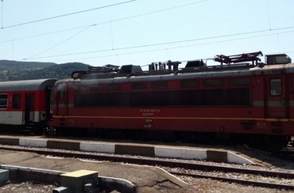 Влак се запали в движение, евакуираха пътниците