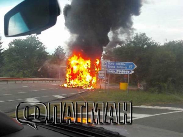 Извънредно! Автобус с пътници пламна в движение край Бургас (ВИДЕО)