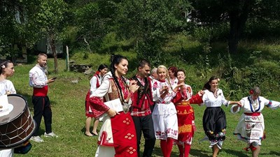 Каракачанов омъжи дъщеря си в носия в Боженци (СНИМКА)