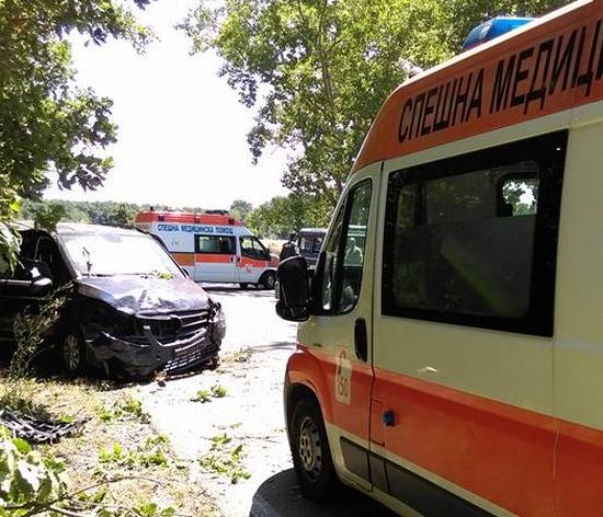 От последните минути: Жесток челен сблъсък между бус и кола край Бургас, петима са ранени (СНИМКИ)