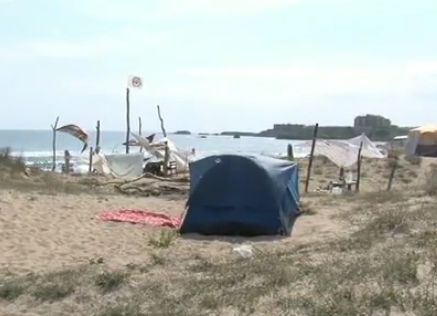 Спират тока и водата на къмпингарите, опънали палатки върху дюните на „Корал“