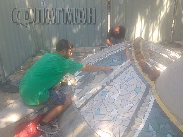 Делфини с нов гръб: Поставят керамиката на любимата на бургазлии арт инсталация (СНИМКИ)
